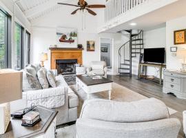 Lake and Golf Course Views Big Canoe Home with Deck!, hotell i Jasper