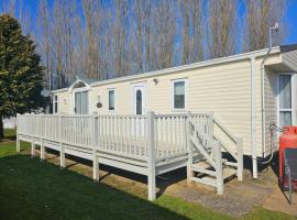 Lovely Caravan At Manor Park, Nearby Hunstanton Beach In Norfolk Ref 23029T, campsite in Hunstanton
