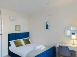 Crendon House Cosy Studio - Sleeps 2 & Kitchen