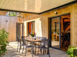 Gastes, Charmant chalet en bois avec Jacuzzi 6 pers, hotel in Gastes