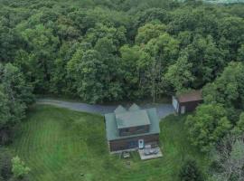 Secluded! Deep Creek Lake! Spa! WISP Ski!, hotel v destinaci Accident