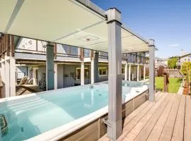 Walk to Poplar Beach Cozy Coastal Getaway with Yard
