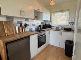 Signature, 121 - Two bed Chalet on Sunbeach Holiday Park - Sleeps 5, pet friendly - plus WiFi, bed linen and towels included - only 300m from the beach!, מלון בScratby