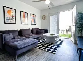 Modern Apartment near Zoo & Sloan Park
