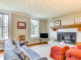 3 Blocks to Lake Ontario Getaway in Cape Vincent!、Cape Vincentのホテル