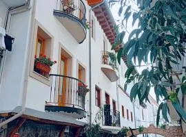 El Patio de Vespasiano- San Juan- vistas al ayuntamiento junto al puerto