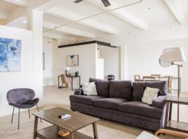 Westown 1BR Apt Near Fiserv, Baird, and Theater District, hotel di Milwaukee