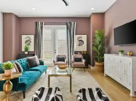 Upscale Townhome 3 miles to Downtown with 2 Car Garage