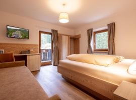 SAN PIETRO DOLOMITI Small Budget Hotel, hotel v destinaci Ortisei