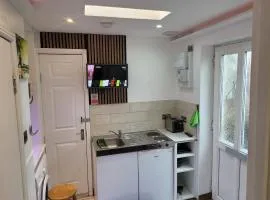 Sweet mini 1 bedroom flat-sleeps up to 2 guest