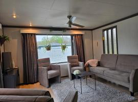 Nette chalet nabij het bos, Hotel in Anloo