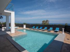 Gigi Star Luxury ApartVilla with Pool, Panoramic Sea View, luxury hotel in Tsilivi