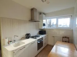 Cozy apartment - 100m beach, AC, workstation, balcony, backyard, self check-in, yoga mat