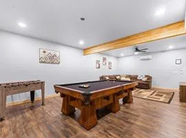 Peak-A-View - Beautiful pet friendly A-frame on 2 acres w/ panoramic views and trailer parking