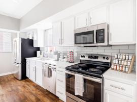 Luxury Downtown Townhome Private Garage Unit 4，位于克利夫兰的酒店