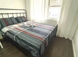 North York Cozy Queen Room Walk to Subway and Stores