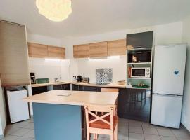 Maisonnette de vacances avec jardin clos, khách sạn ở Guidel