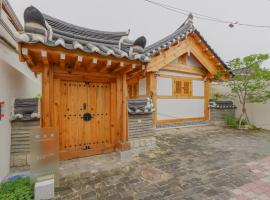 Hanok stay Jungwooga, hotel with hot tubs in Gyeongju