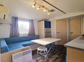 Bungalow in L Escala near Sandy Beaches, hotel em L'Escala