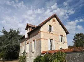 Gîte 19e s., jacuzzi, Loire, 6 pers. - FR-1-586-61