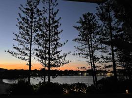 Reflections on the lake with resort access, hotel v destinaci Twin Waters