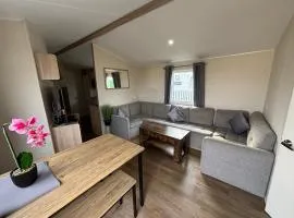 Sunnymede B6 with hot tub- Fantasy Island - pet friendly, WiFi, central heating - Meadow Lakes Caravan & Lodge Hire