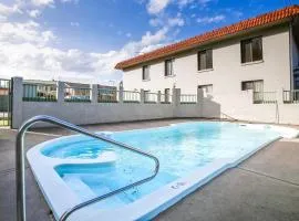 Charming 2-Bed Apartment with Bay Views