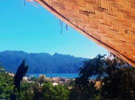 Charming seaview chalet with AC, kitchen, downtown, chal&eacute; em Coron