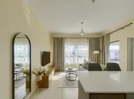 Chic & Cozy Apartment with Pool, Gym & Balcony - The Sandown