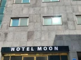 Hotel Moon