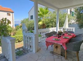 Family house, large terrace and garden, 200m to beach - Villa Paradiso, hotel in Sutivan