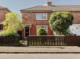 Long Stay 3BR House with Parking by KeenzChillz