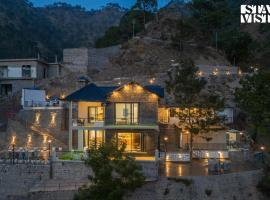 StayVista at Ridge of Twilight Luxury 4bhk with Jacuzzi, Bonfire, BBQ in Kasauli, hôtel à Kasauli