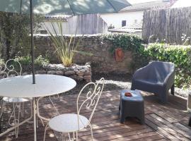 Studio Centre Vallon jardin parking 400m du Marché Rivière et Commerces, hotel in Vallon-Pont-dʼArc