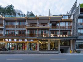 Phoenix Mandu River View Homestay, отель в городе Фэнхуан