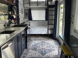 Pet Friendly, Modern Tiny Home in Vibrant Clermont!, tiny house in Clermont
