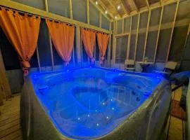Cozy Cabin, Hot Tub, Fast 500Mbps Wi-Fi, Fireplace