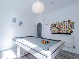 Beautiful 3Bed Home In Chester, Games Room, Smart TV, Long Term Disc, hotel a Hough Green