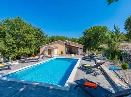 Villa Delore, a romantic villa with pool, close to the sea