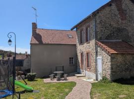 Maison agr&eacute;able 4 &agrave; 6 pers، فندق مع موقف سيارات في Aulon