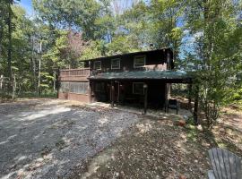 Rock Stalls Lodge Hocking Hills, chal&eacute; em Logan