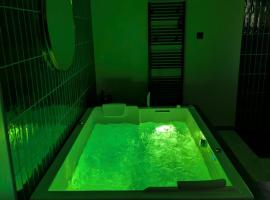 G&icirc;te l'&eacute;cume avec baln&eacute;o 10 minutes Mt St Michel، فندق مع أحواض استحمام ساخنة في Servon