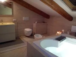 Manin Private SPA, Luxury Apartment very close to the sea, with beach umbrella and deckchairs included