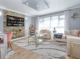 Spacious 2BR home in Croydon with parking