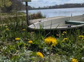 Ferienhaus am See mit Ruderboot