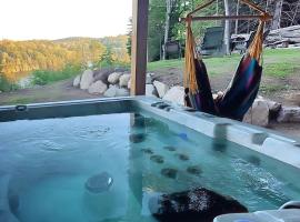 Forest Chalet with Hot Tub & Lake Views near Mont Saint-Sauveur, hotel v destinaci Sainte-Marguerite