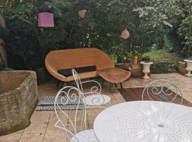 Cozy and central, 4 people, hotel v destinaci Millau