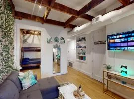 Chic Penthouse with bus stop at doorstep - 15 Minutes to NYC - Sleeps 6 comfortably