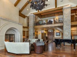 North Starr Chateau by Mountain Vacation Lodging - 7 Bedroom Suites, Game Room, Home Theater & more, hótel í Avon