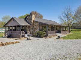 Log Haven Cozy Wears Valley Cabin with Hot Tub Game Room and Flat Yard for Dogs and Kids, hotel in Sevierville